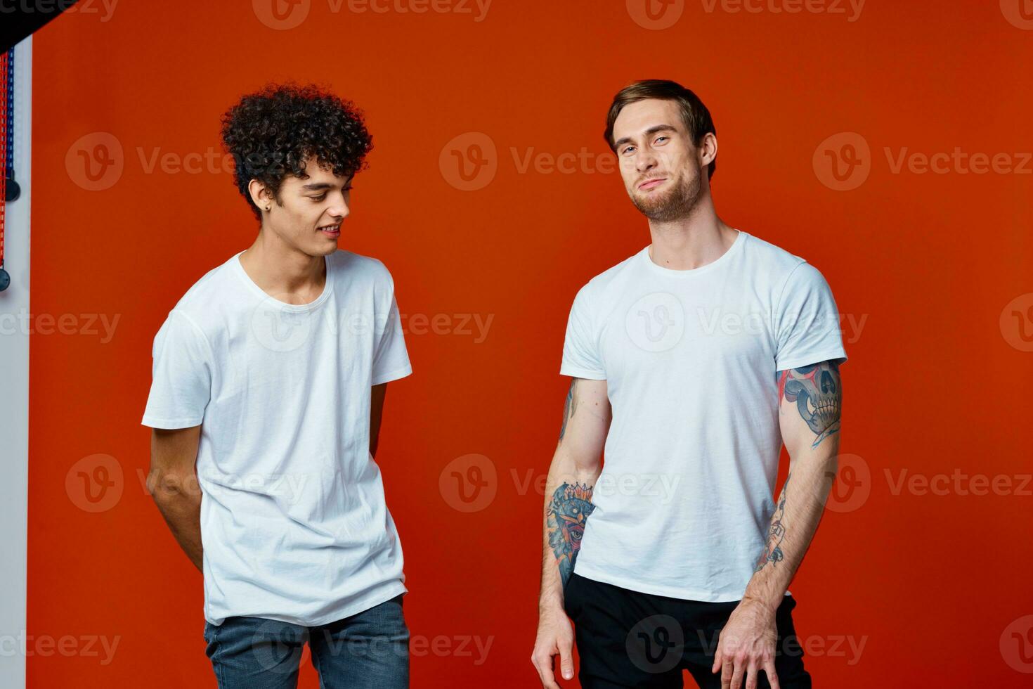 twee vrienden t-shirt staan kant door kant Aan geïsoleerd achtergrond studio foto
