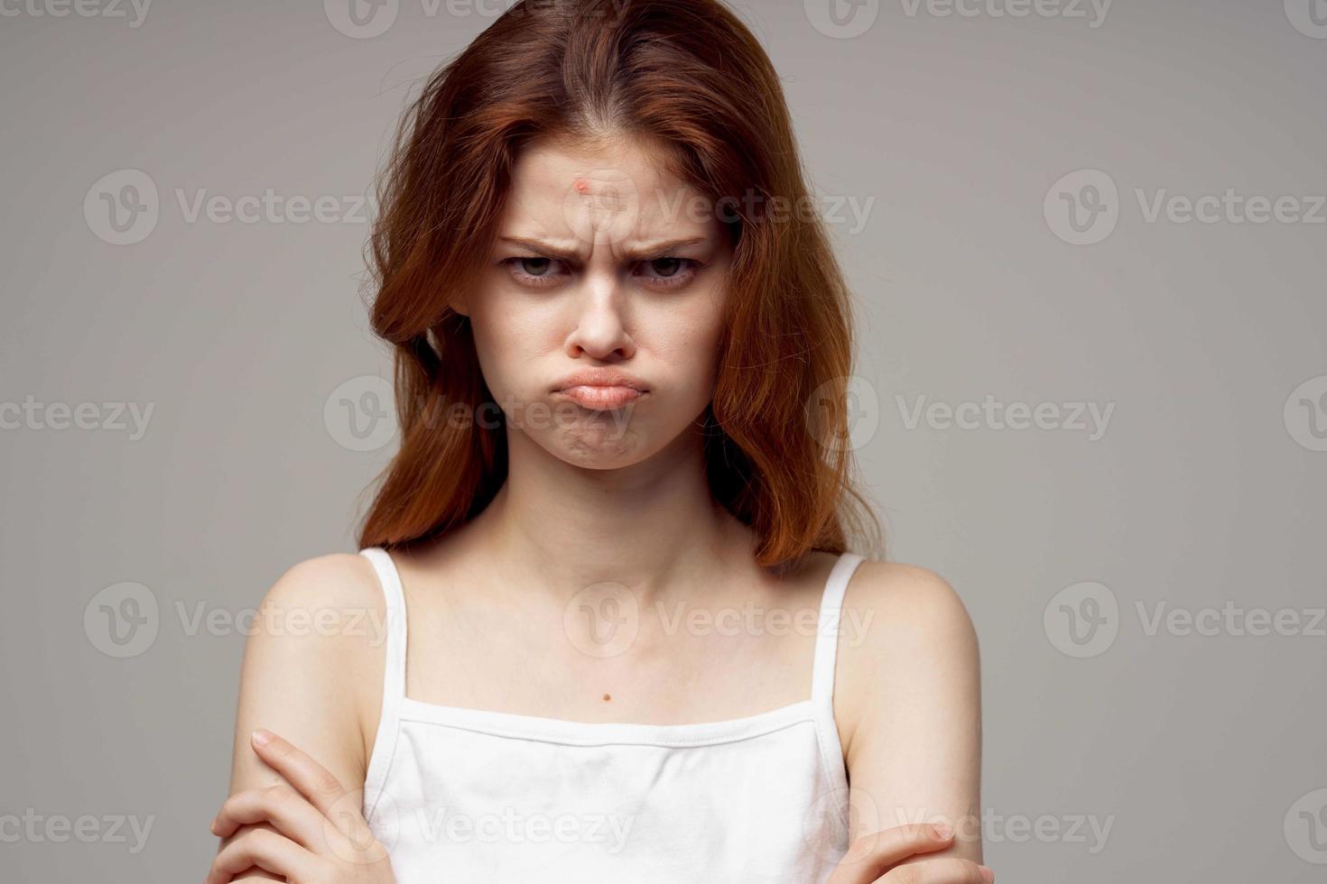 mooi vrouw in een wit t-shirt puistjes Aan de gezicht geïsoleerd achtergrond foto