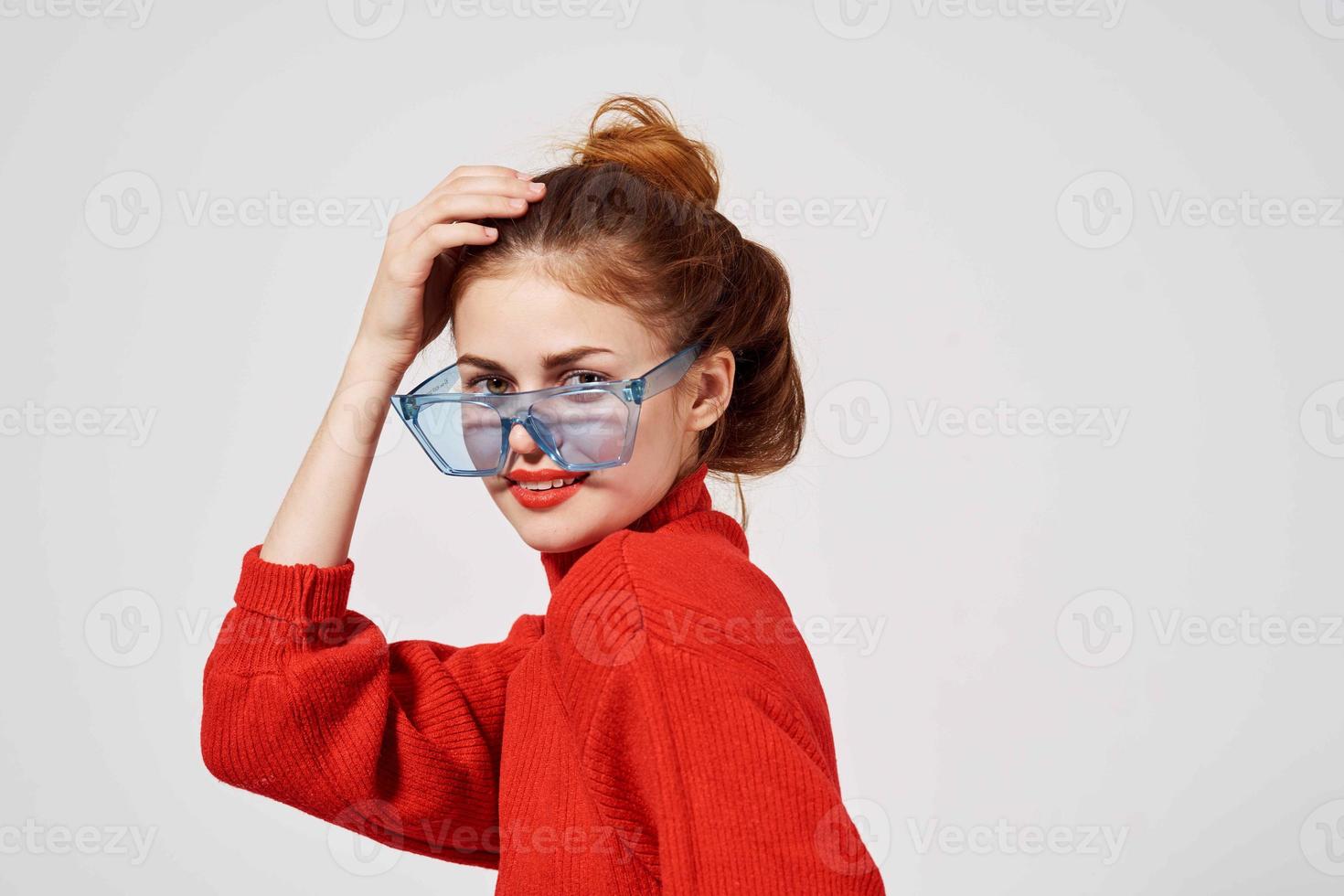 vrouw in rood trui bril studio mode levensstijl licht achtergrond foto