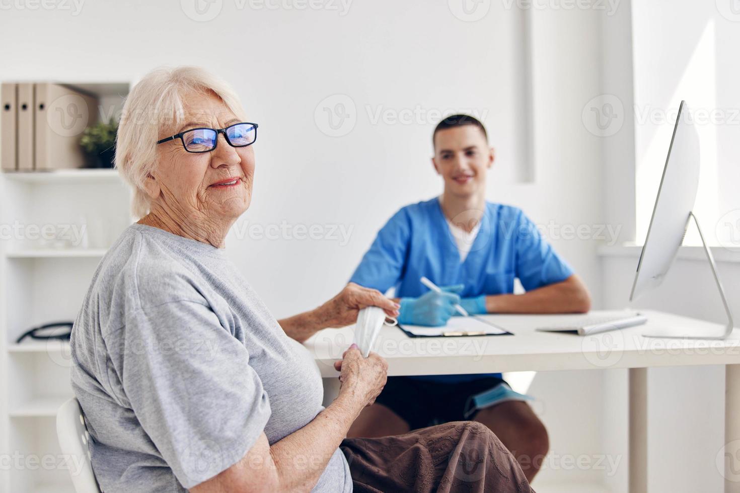 ouderen geduldig Bij de dokter in de medisch kantoor foto