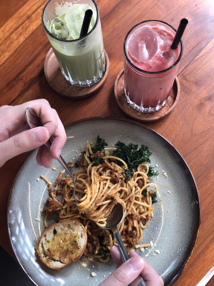 spaghetti bolognese hand- in kader met drinken foto