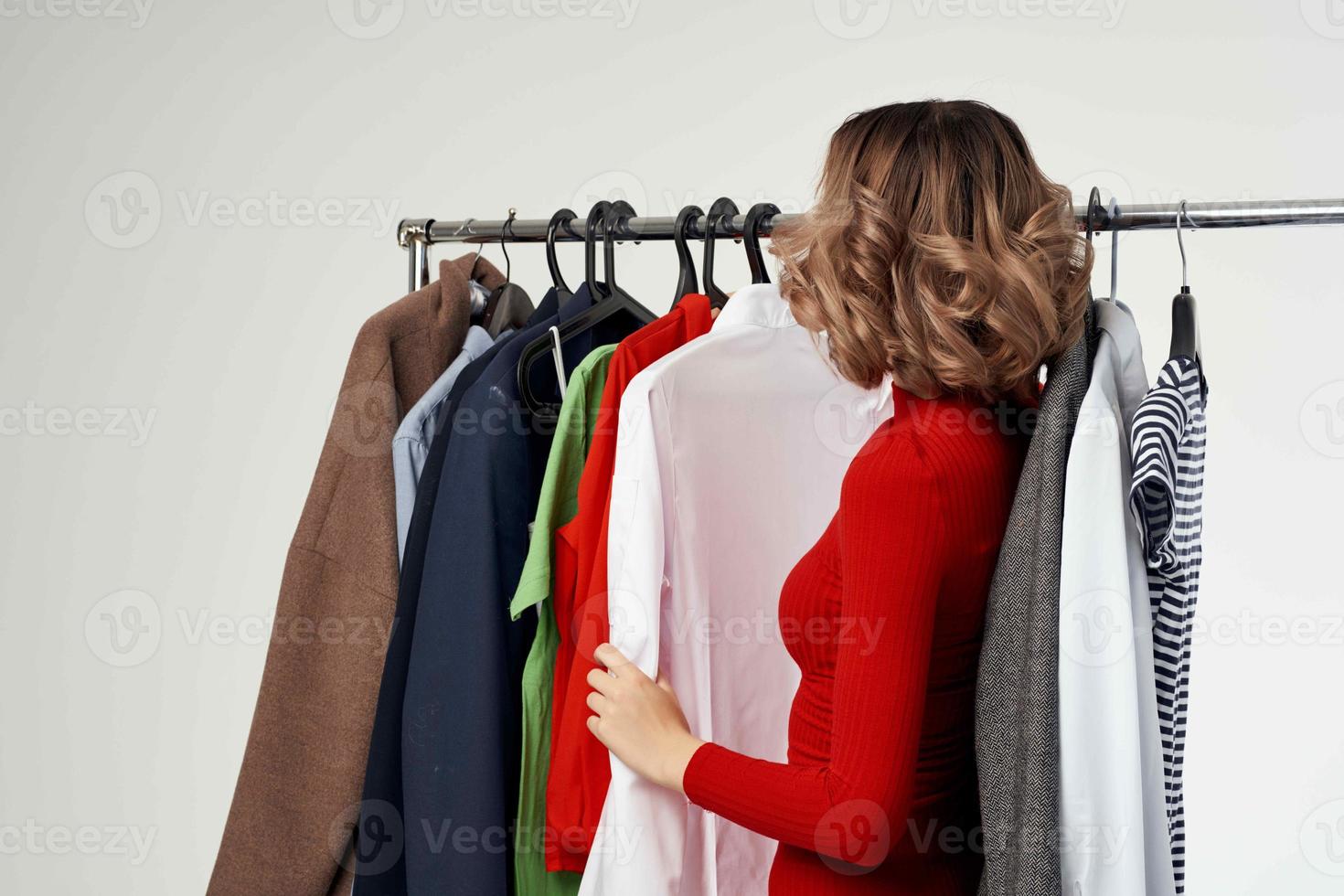 mooi vrouw proberen Aan kleren winkel shopaholic geïsoleerd achtergrond foto