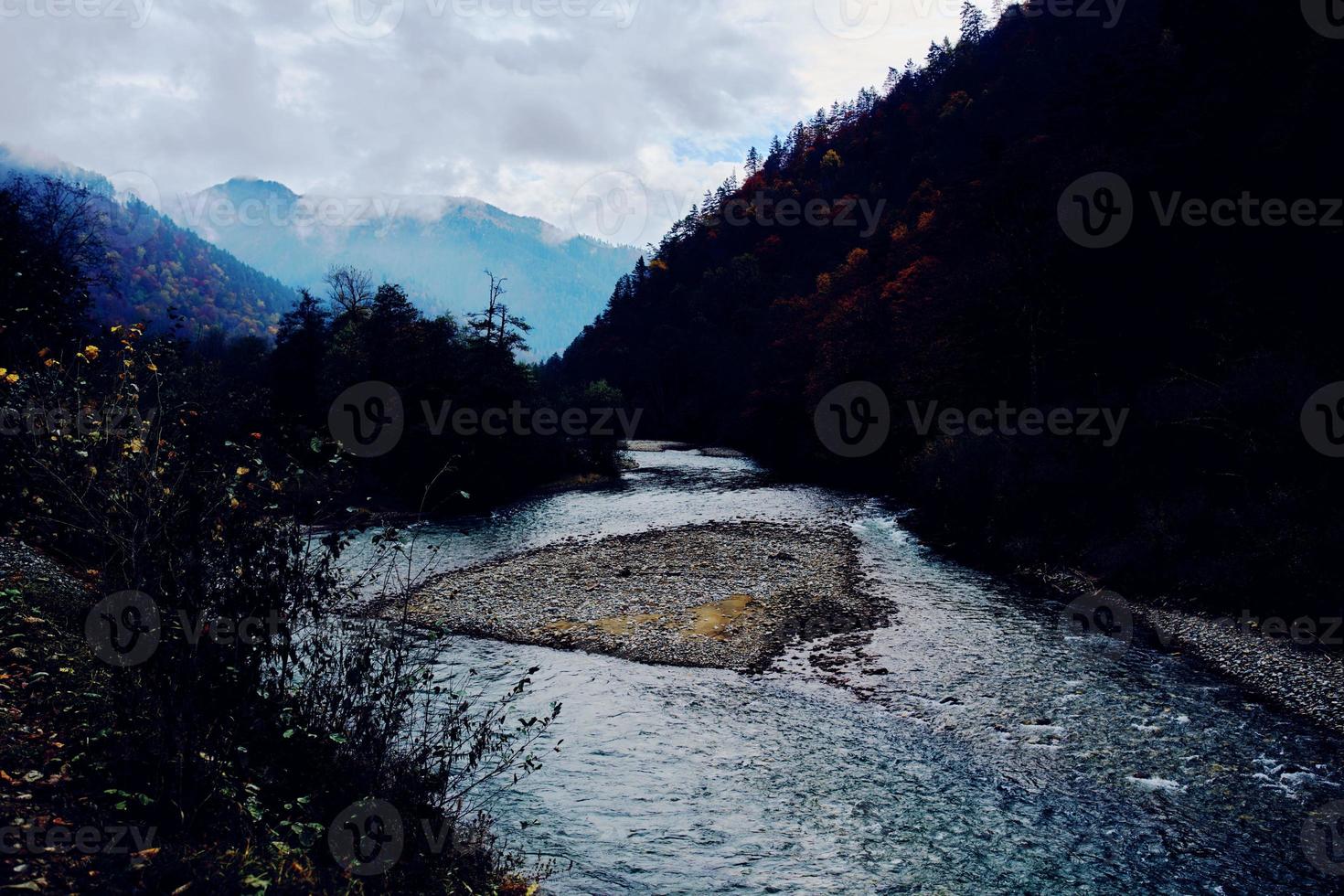 Woud bergen herfst rivier- reizen natuur landschap foto