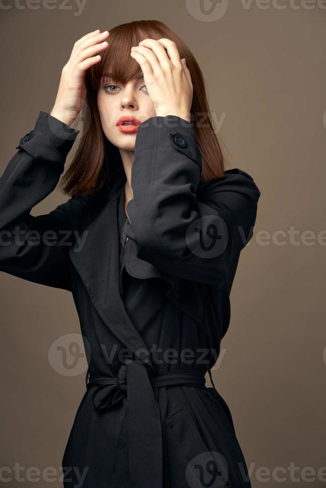 romantisch vrouw Europese uiterlijk zwart jas bijgesneden visie foto