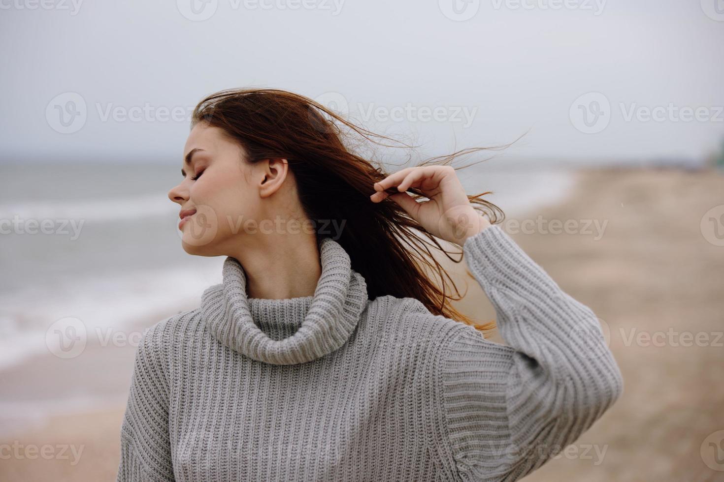 vrolijk vrouw alleen door de oceaan bewolkt weer ontspanning concept foto