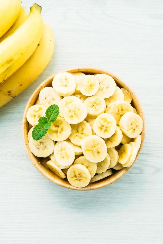 rauwe gele banaanplakken in houten kom foto