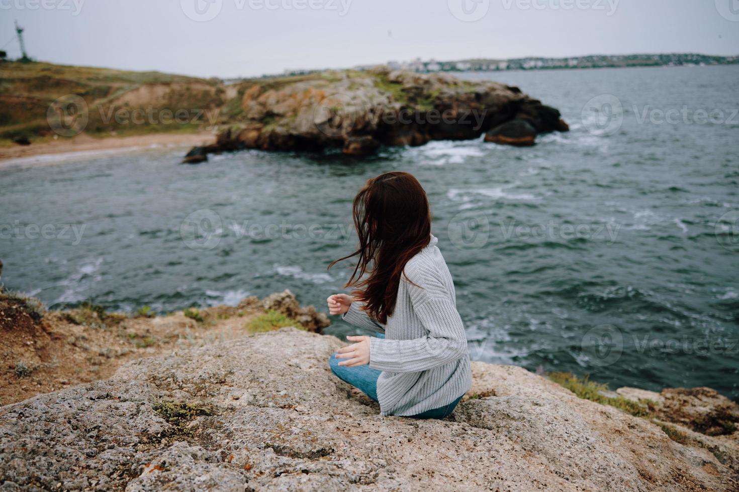 portret van een vrouw truien bewolkt zee bewonderend natuur vrouw ontspannende foto