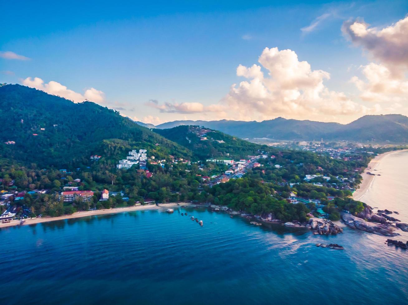 mooie luchtfoto van strand en zee op het eiland Koh Samui, Thailand foto