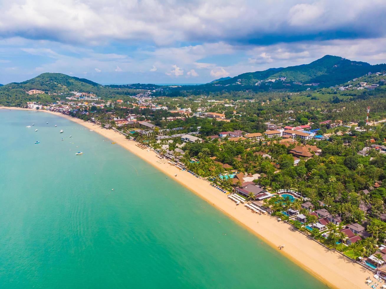 mooie luchtfoto van strand en zee op het eiland Koh Samui, Thailand foto