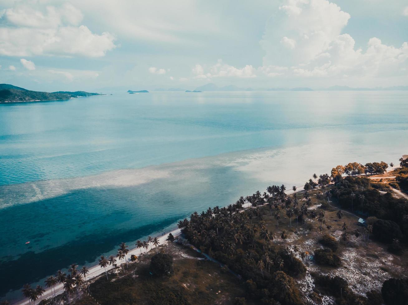 luchtfoto van de zee op het eiland Koh Samui, Thailand foto