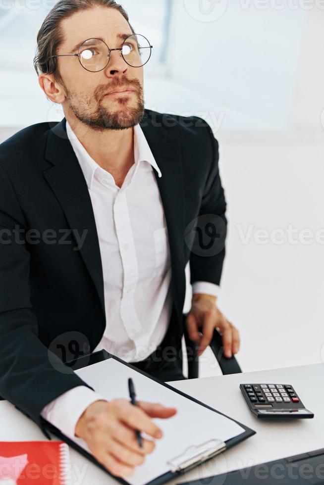 zakenman documenten werk kantoor laptop uitvoerend foto