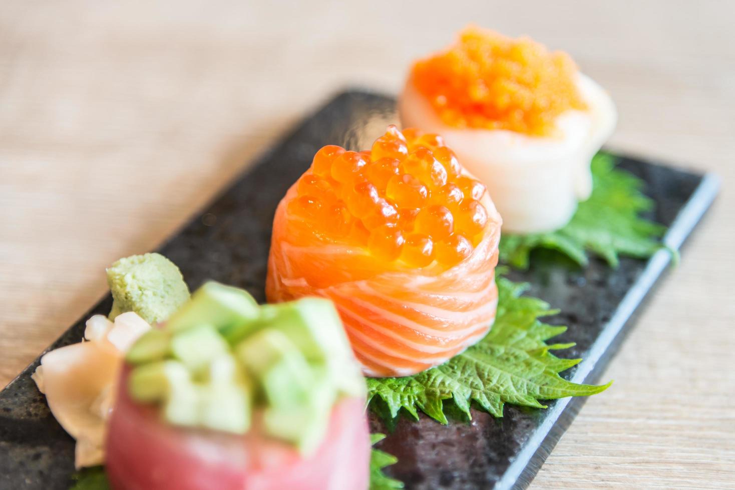 selectief focuspunt op sushi roll foto