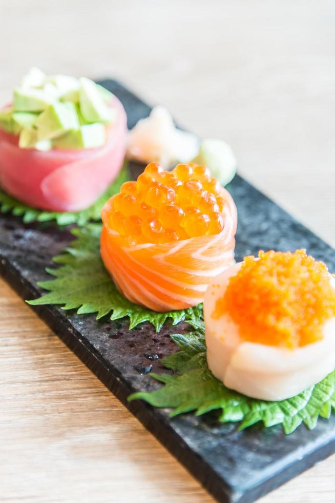 selectief focuspunt op sushi roll foto