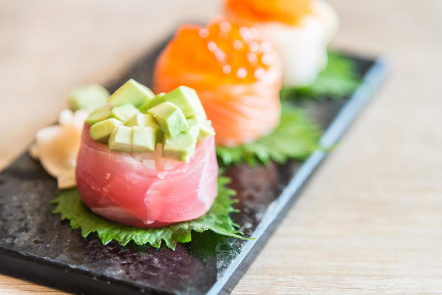 selectief focuspunt op sushi roll foto