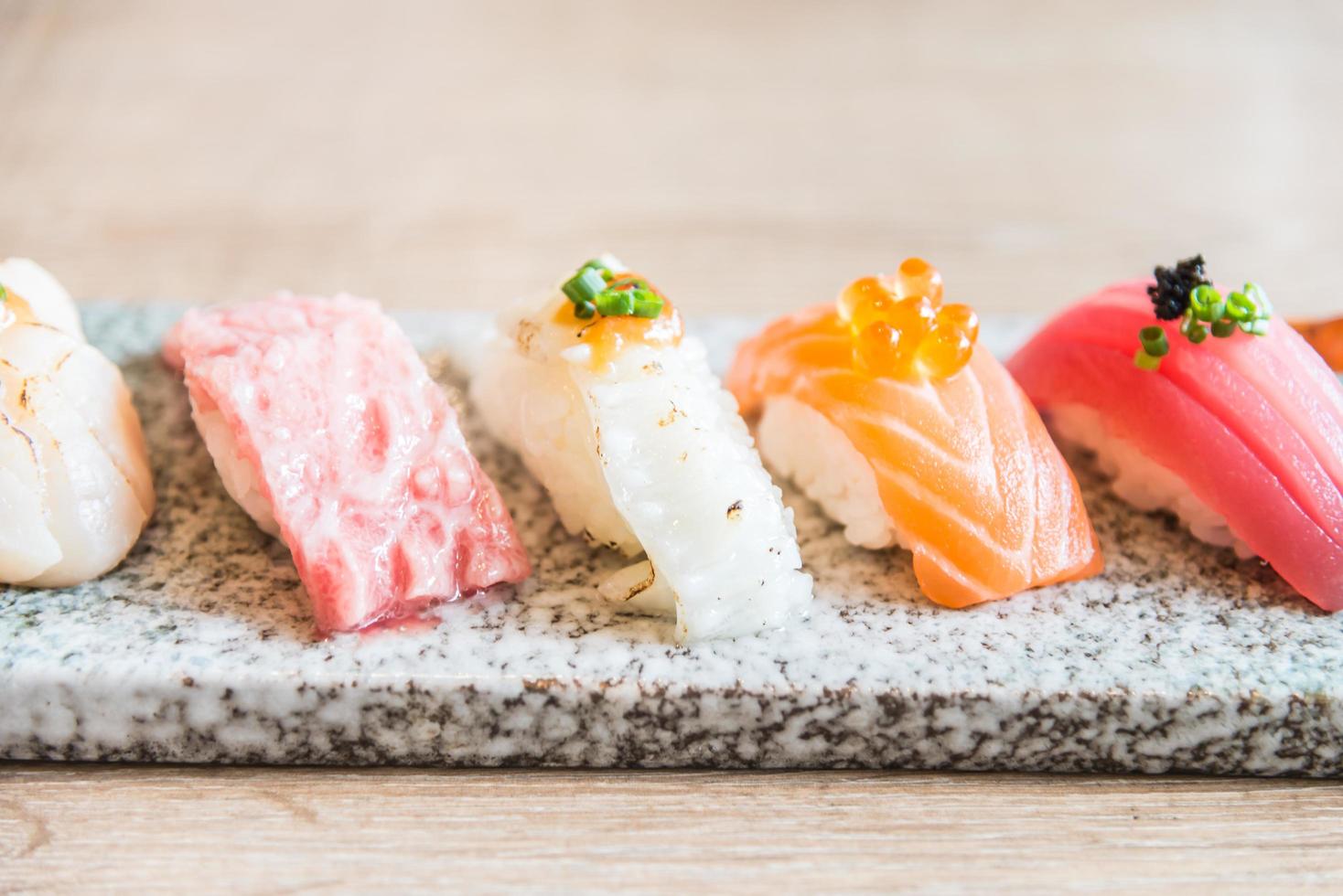 selectief focuspunt op sushi roll foto