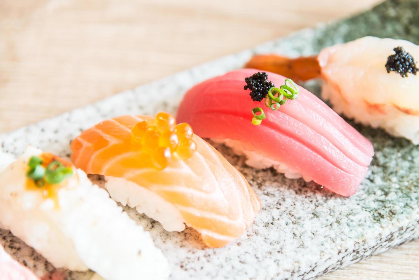 selectief focuspunt op sushi roll foto