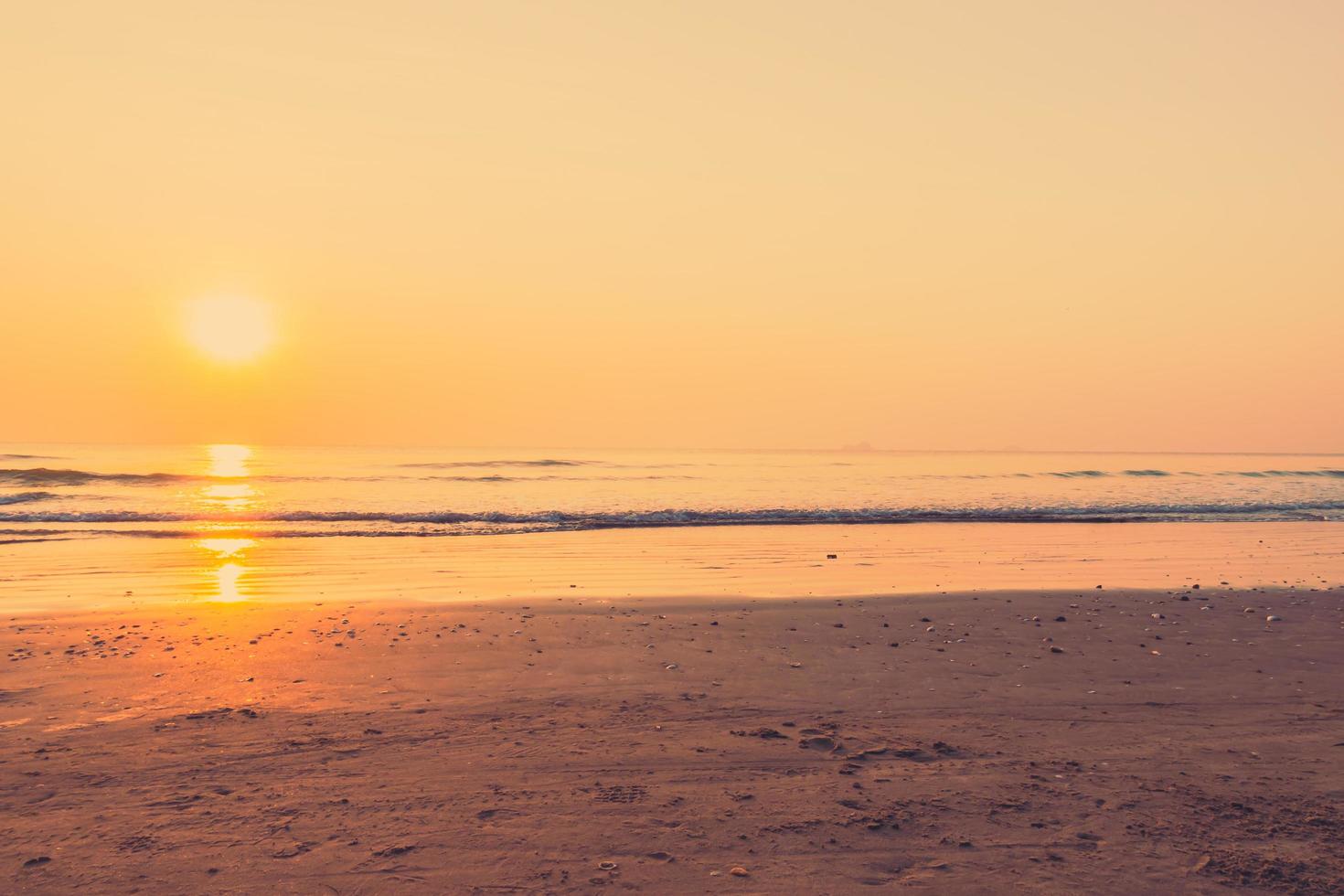 prachtige zonsopgang op het strand foto