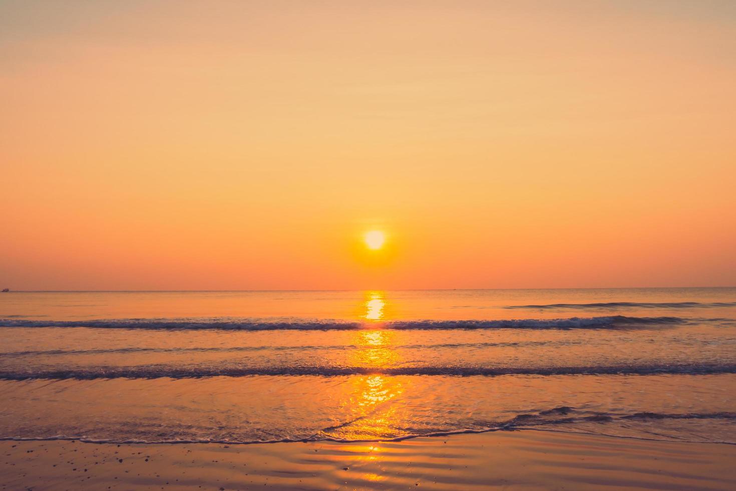 prachtige zonsopgang op het strand foto