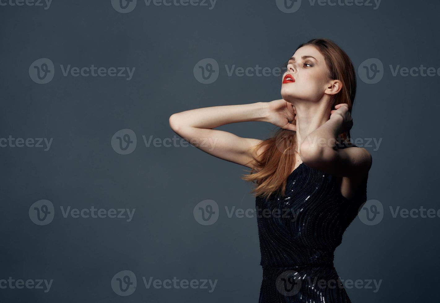 vrouw Aan grijs achtergrond in zwart jurk bijgesneden visie kopiëren ruimte foto