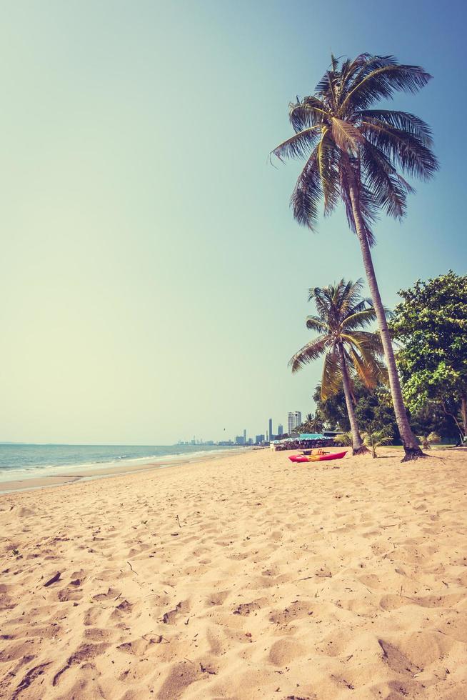 palmboom op het strand foto