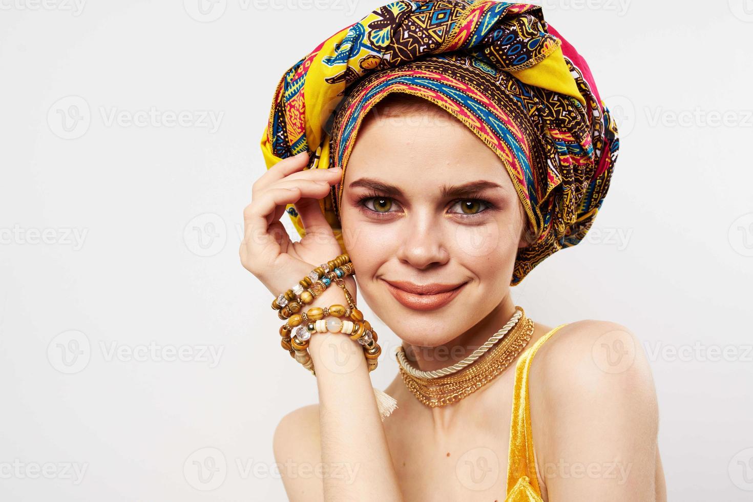 mooi vrouw veelkleurig tulband decoratie mode etniciteit foto