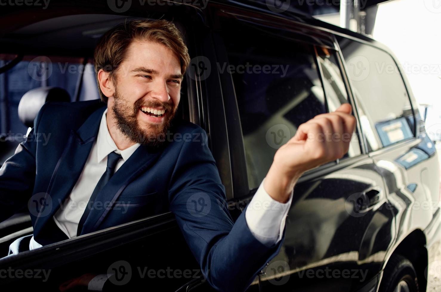 emotioneel Mens het rijden een auto reis luxe levensstijl succes foto