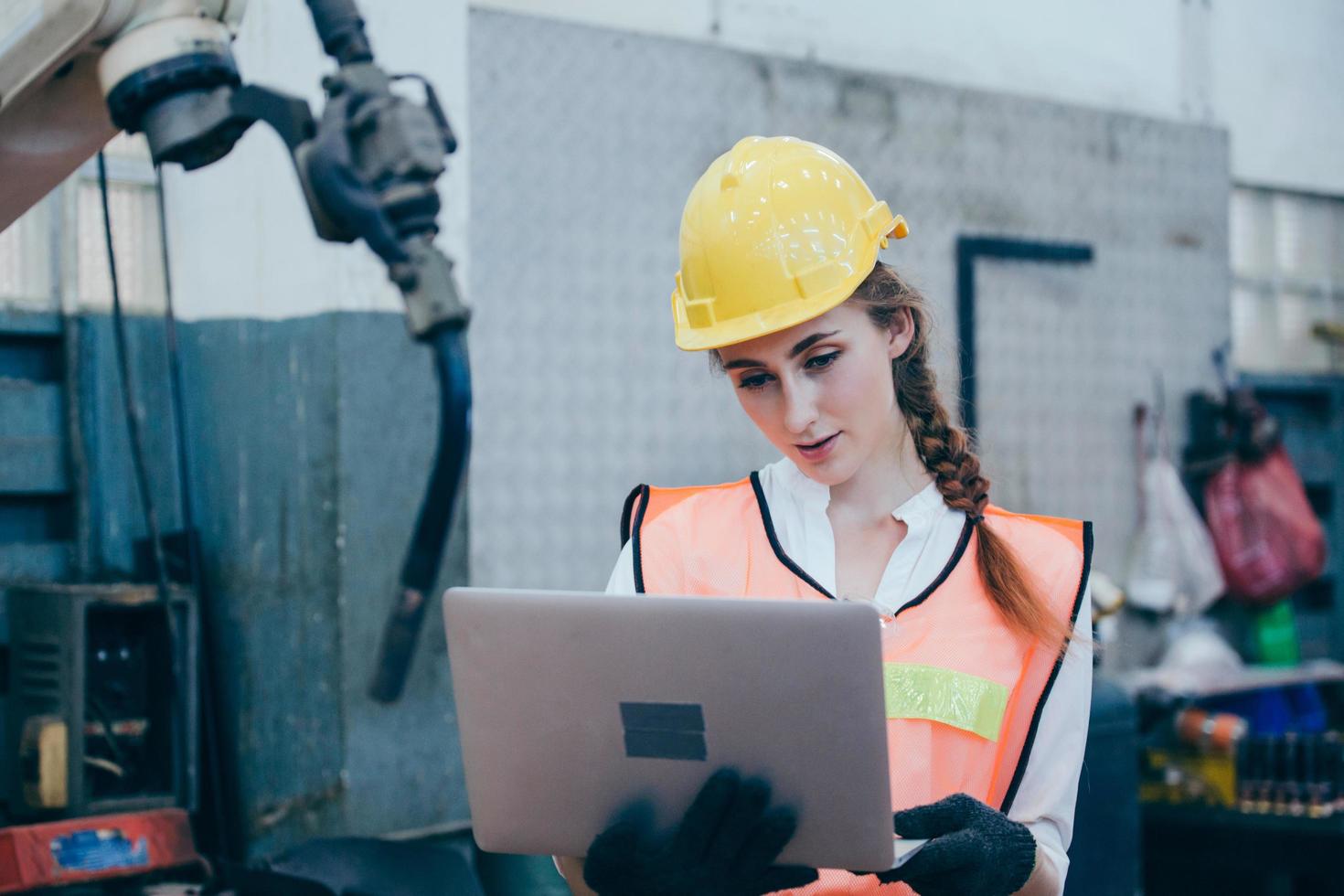 vrouw met een laptop op een bouwplaats foto