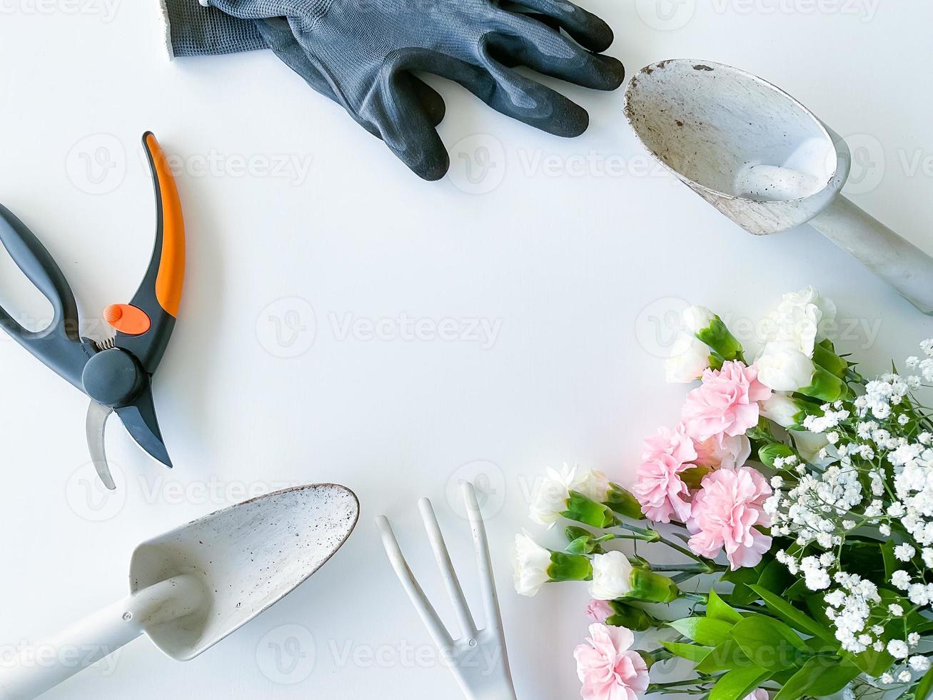 verstuiven roze en wit bloemen met tuinieren gereedschap foto