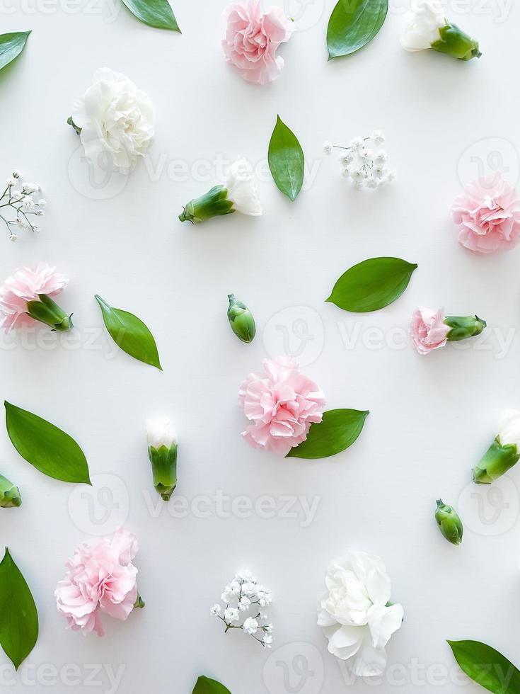 bloemen patroon van roze en wit anjers, groen bladeren foto