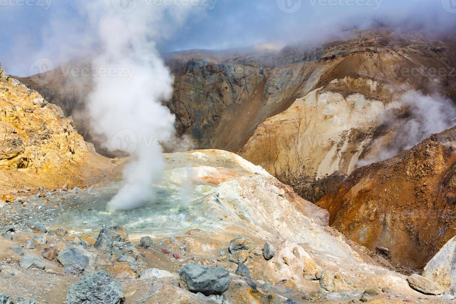 krater van actief vulkaan, verbijsterend vulkanisch landschap fumarole en heet lente, lava veld, gas-stoom werkzaamheid. landschap visie van reizen bestemmingen foto