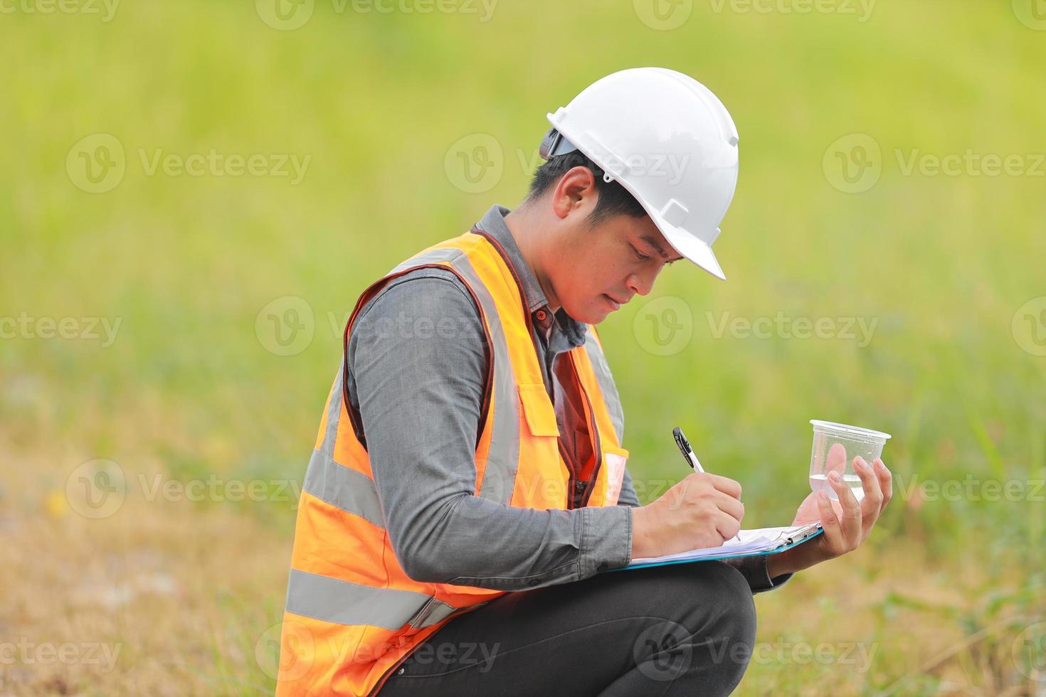 milieu ingenieurs werk Bij water bron naar controleren voor verontreinigingen in water bronnen en analyseren water test resultaten voor hergebruik.wereld milieu dag concept. foto