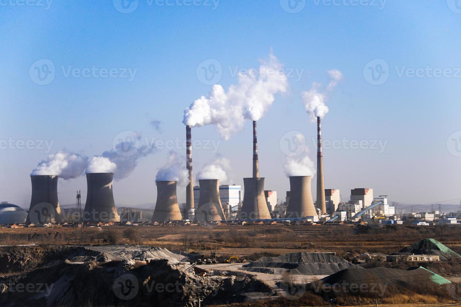lucht verontreiniging door rook komt eraan uit van van fabrieks schoorstenen, industrieel zone. foto
