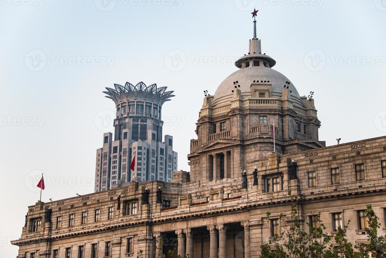 stadsgezicht van de bund in Shanghai met uitstekend historisch gebouwen foto