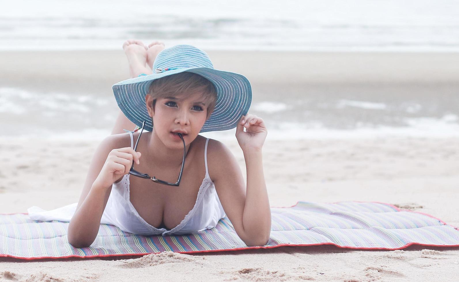 vrouw loungen op het strand gelukkig foto