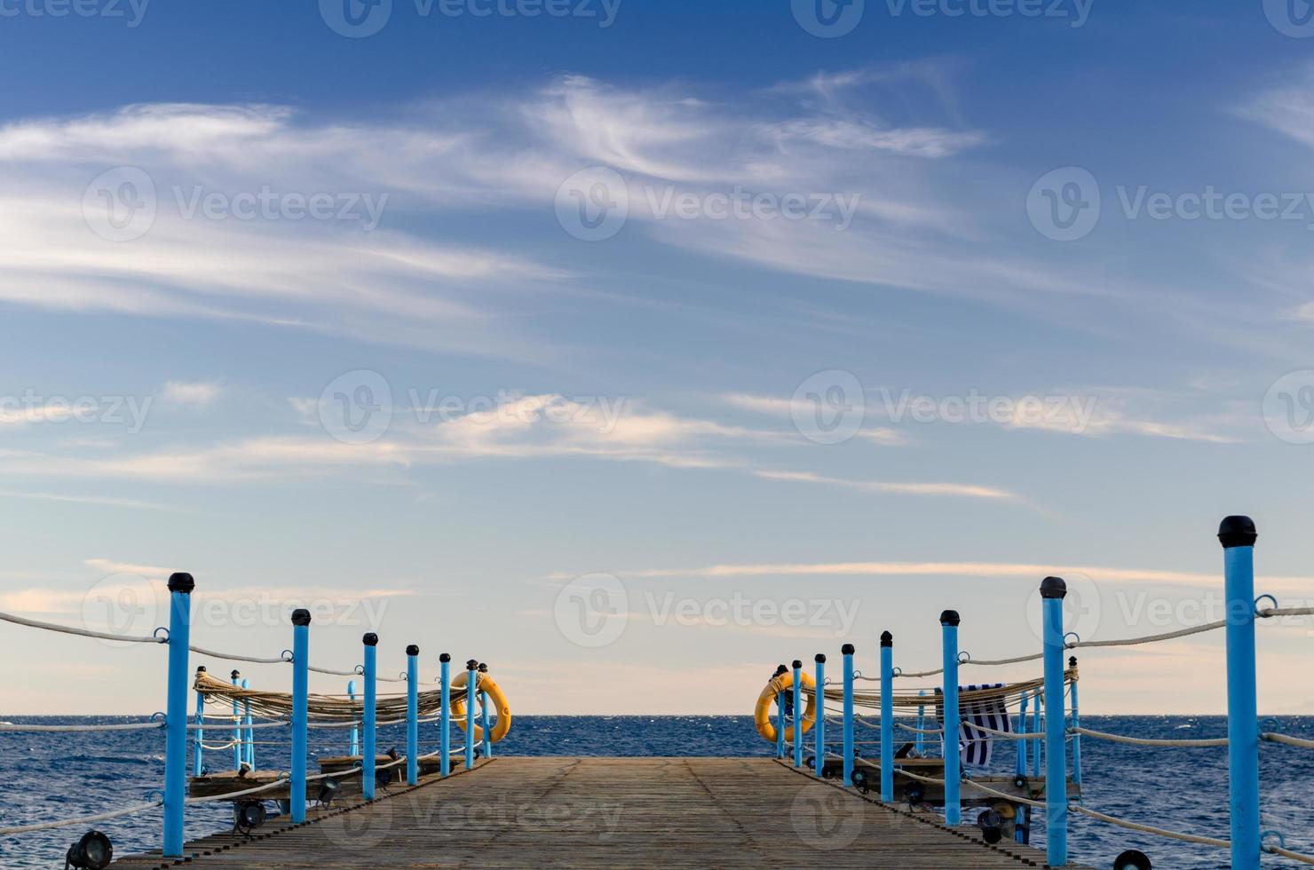 blauwe lucht en houten dok foto