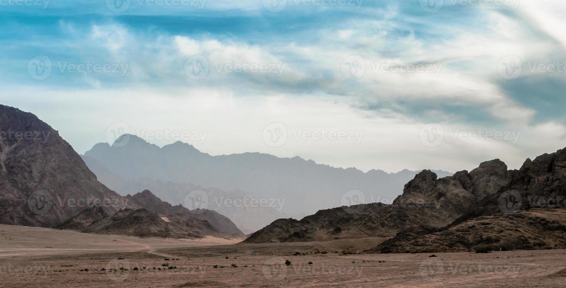 woestijn met rotsachtige bergen in Egypte foto