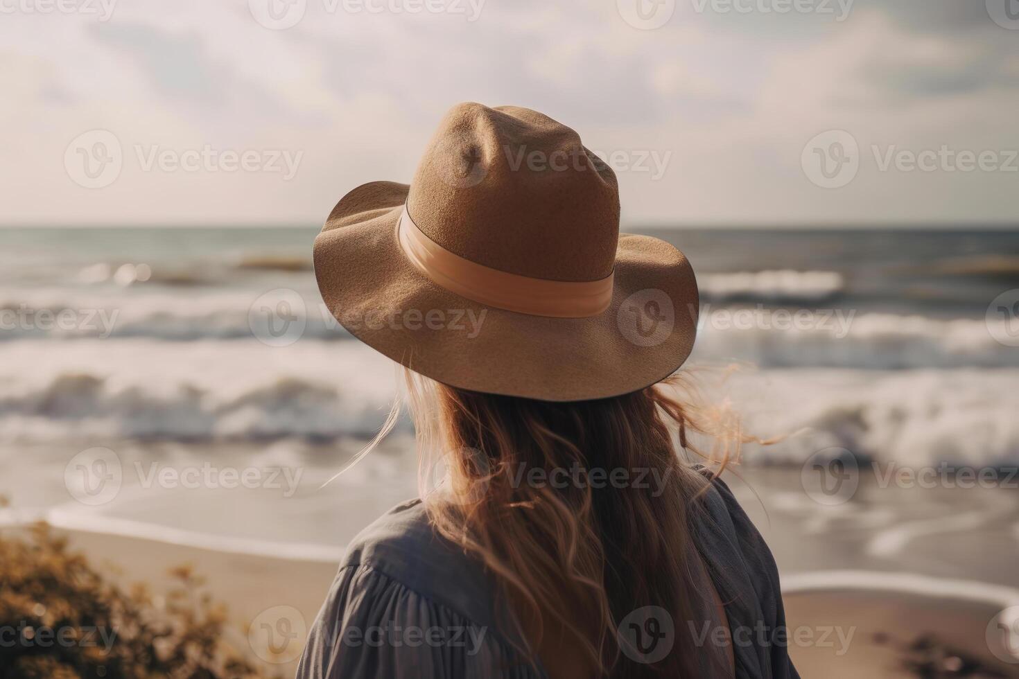 terug visie beeld van een jong vrouw in een hoed Aan een zee oever. gegenereerd ai. foto