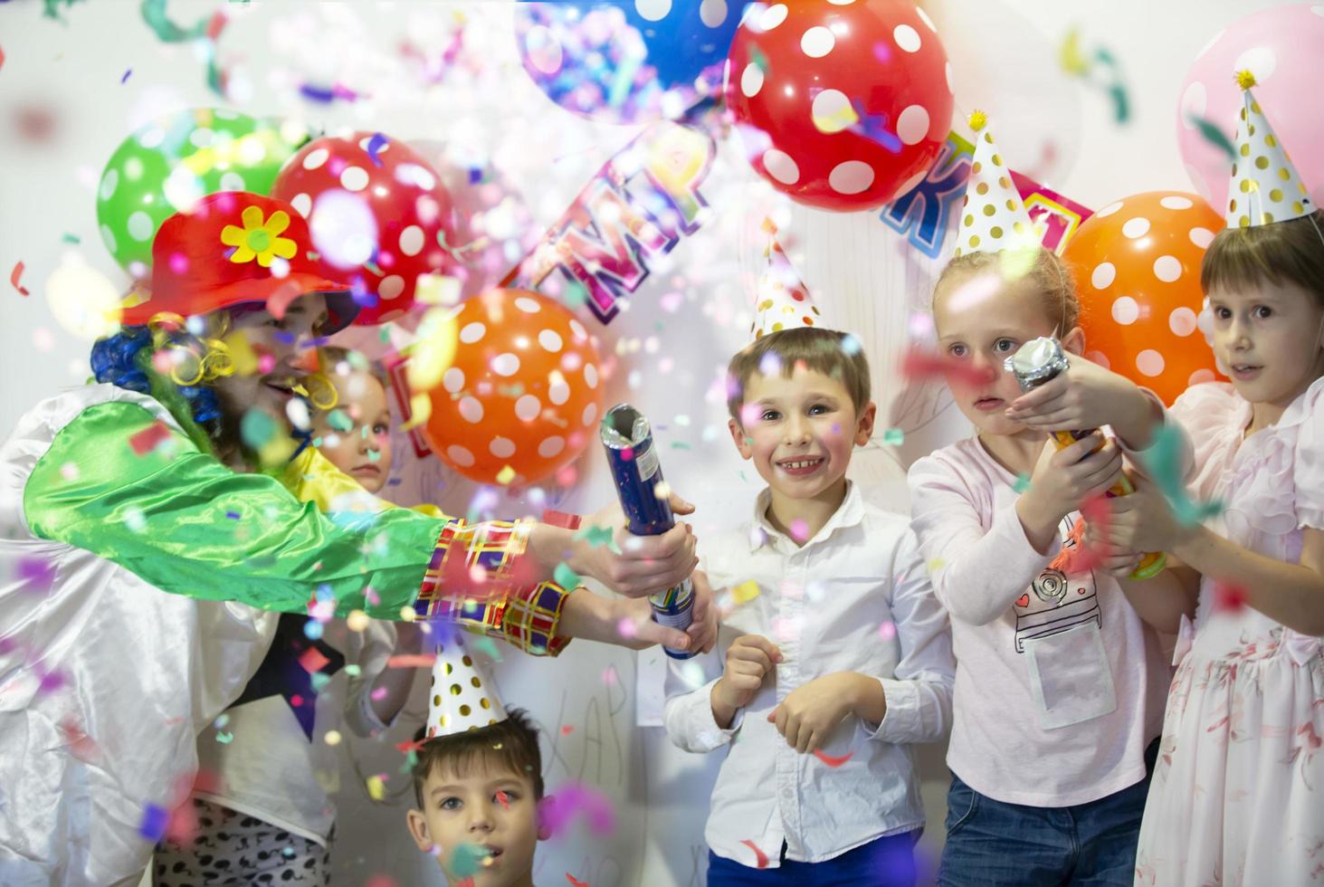 gelukkig verjaardag kinderen. clown Bij een partij Bij de kinderen. foto