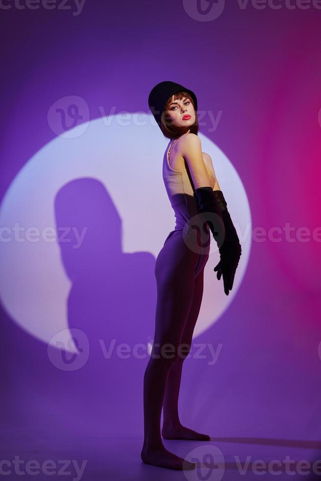 glamoureus vrouw poseren studio licht neon kleur achtergrond ongewijzigd foto