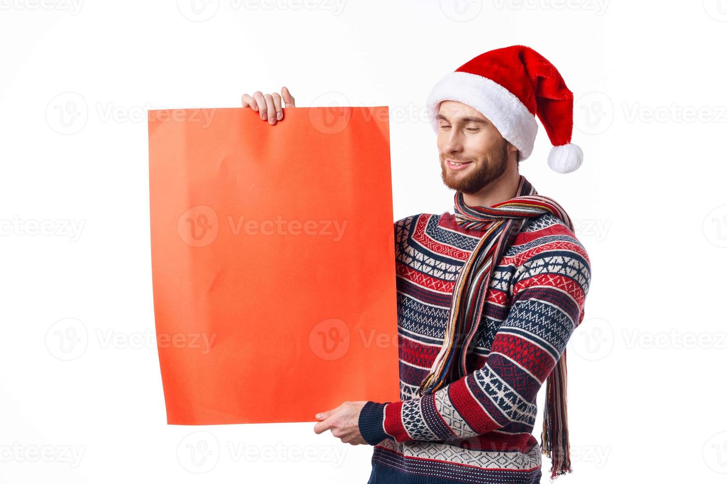 vrolijk Mens rood papier aanplakbord reclame Kerstmis licht achtergrond foto