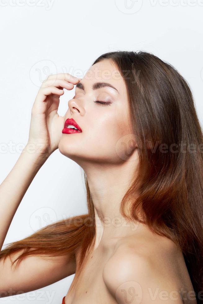 sexy vrouw met Gesloten ogen houdt zijn hand- in de buurt zijn gezicht lippenstift geïsoleerd achtergrond foto