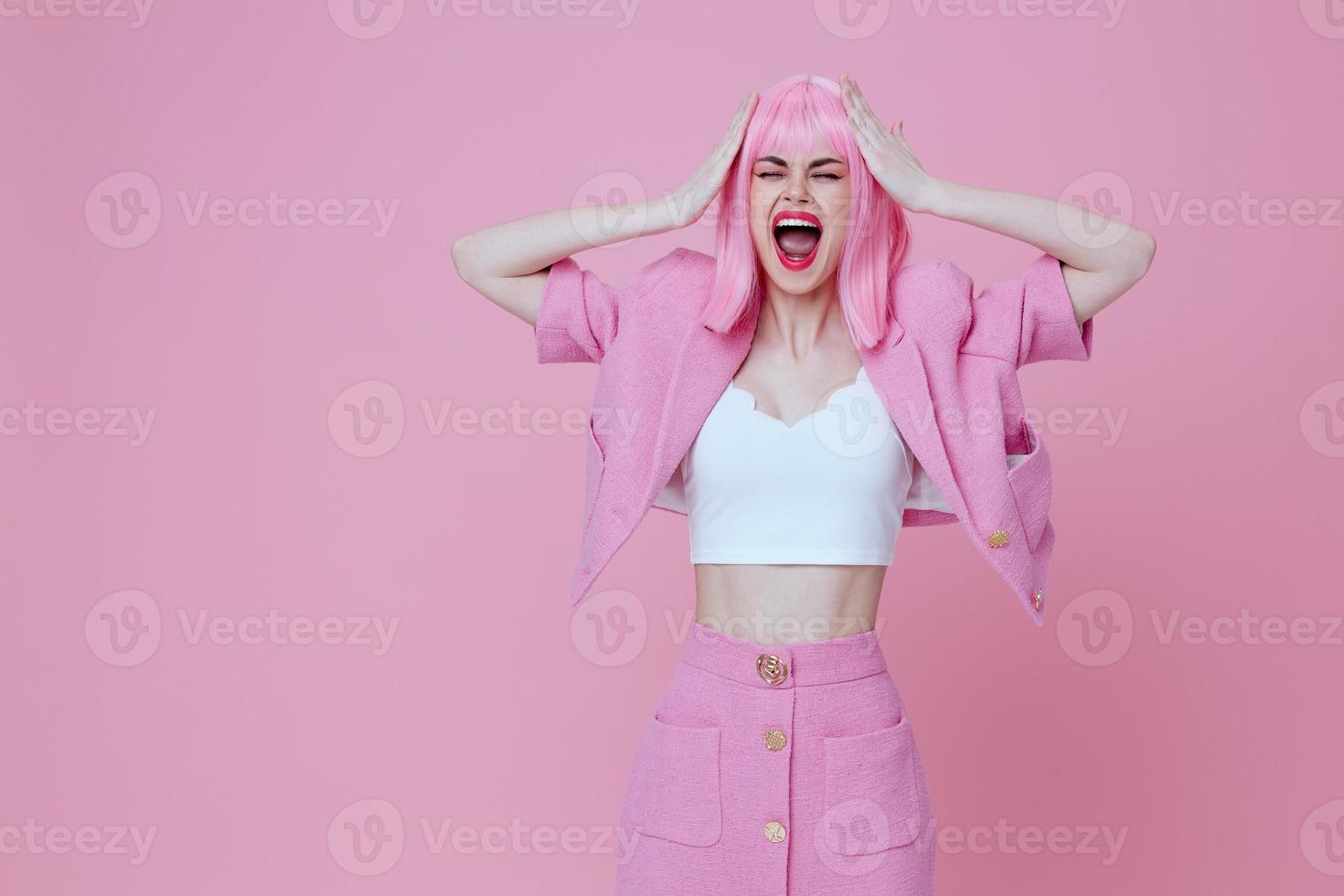 positief jong vrouw in een roze pak gebaren met zijn handen emoties pret studio model- ongewijzigd foto