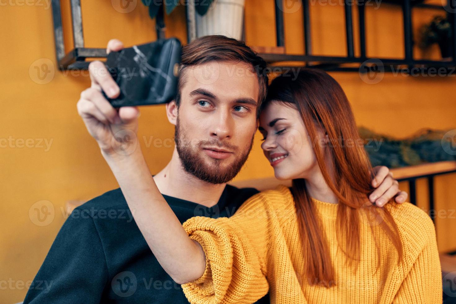 vrouw met mobiel telefoon en gelukkig Mens vrienden pret familie communicatie interieur foto