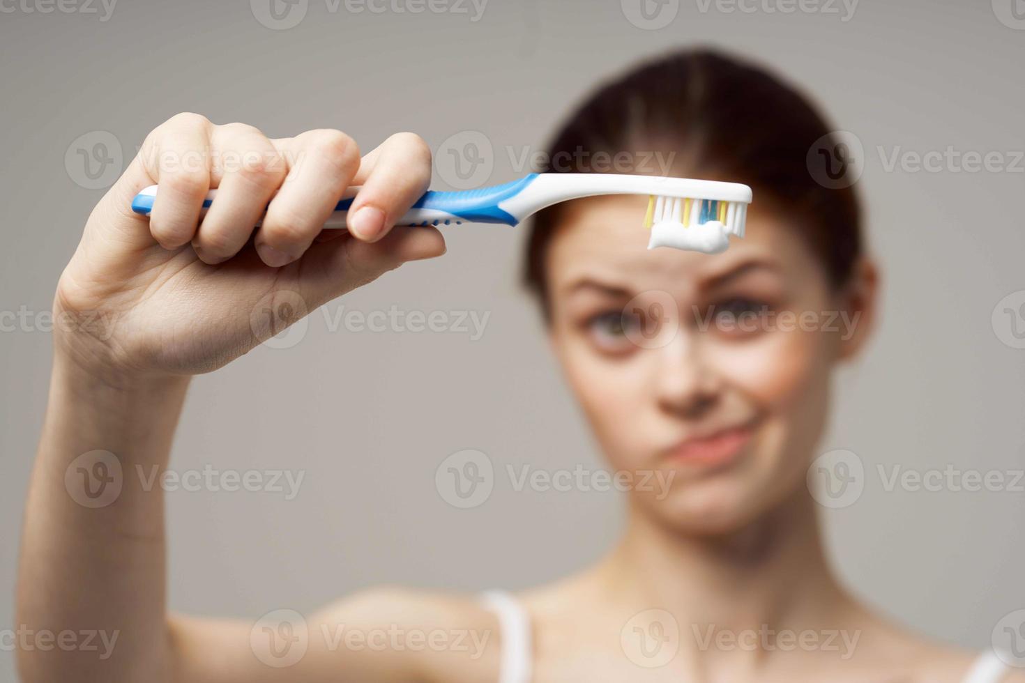 vrouw in wit t-shirt tandheelkundig hygiëne Gezondheid zorg licht achtergrond foto