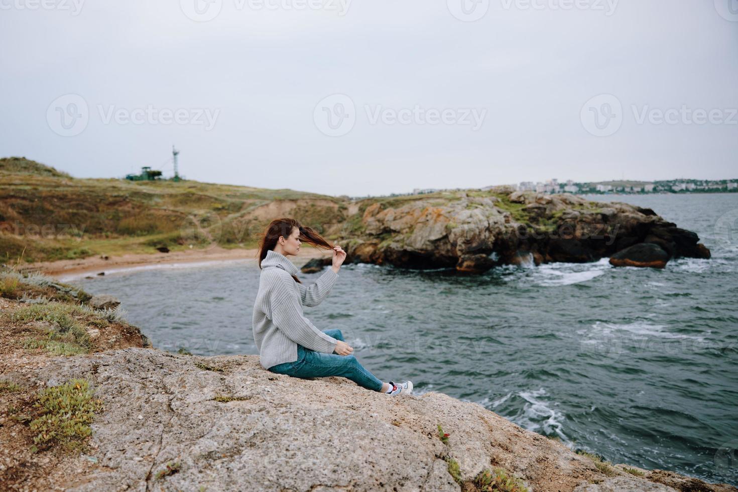 portret van een vrouw truien bewolkt zee bewonderend natuur vrouw ontspannende foto