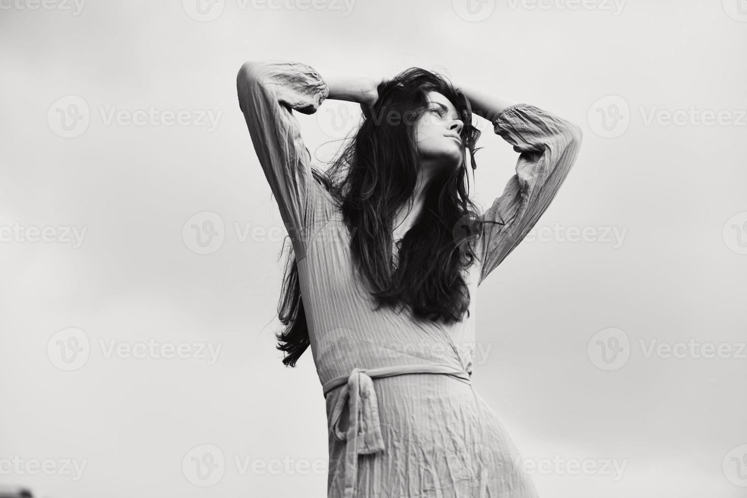 vrouw in jurk gebaren met handen poseren elegant stijl foto