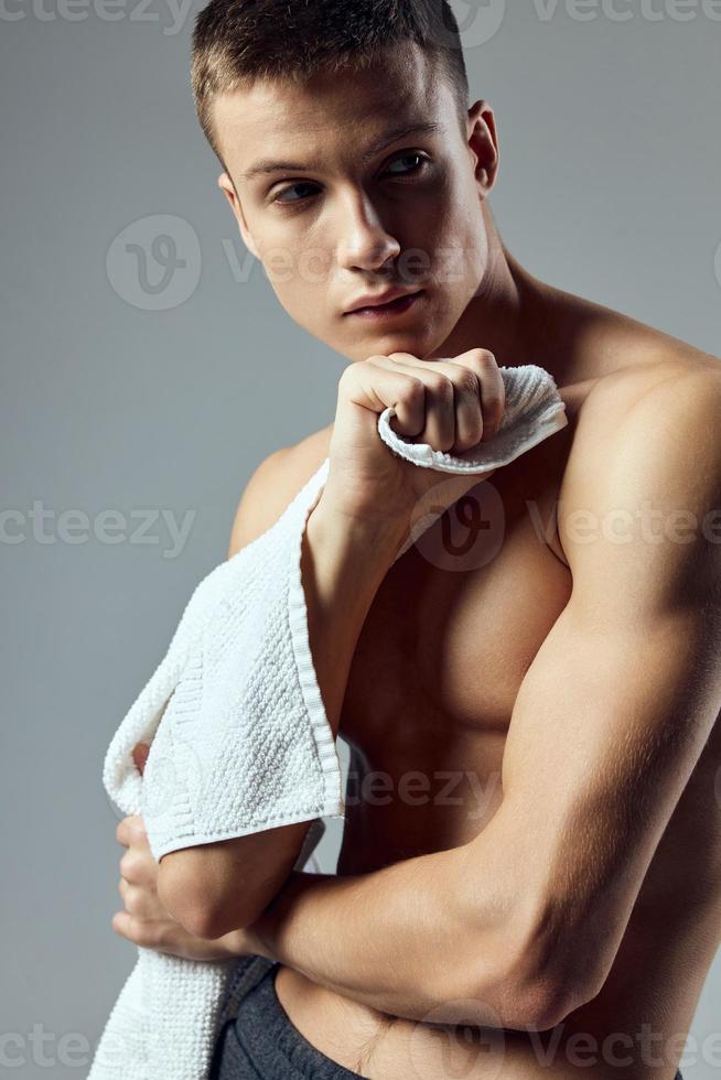 sportief Mens Aan naakt lichaam met handdoek in handen detailopname geïsoleerd achtergrond foto