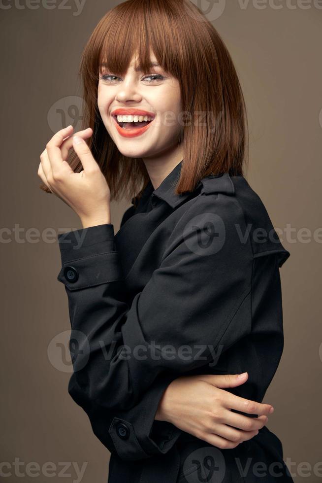 mooi vrouw licht huid pak bovenkleding beige achtergrond foto