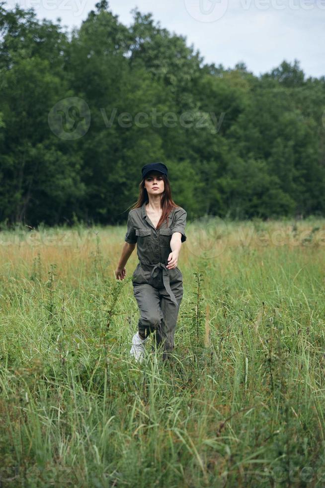 vrouw in de veld- in groen jumpsuit wandelen reizen foto