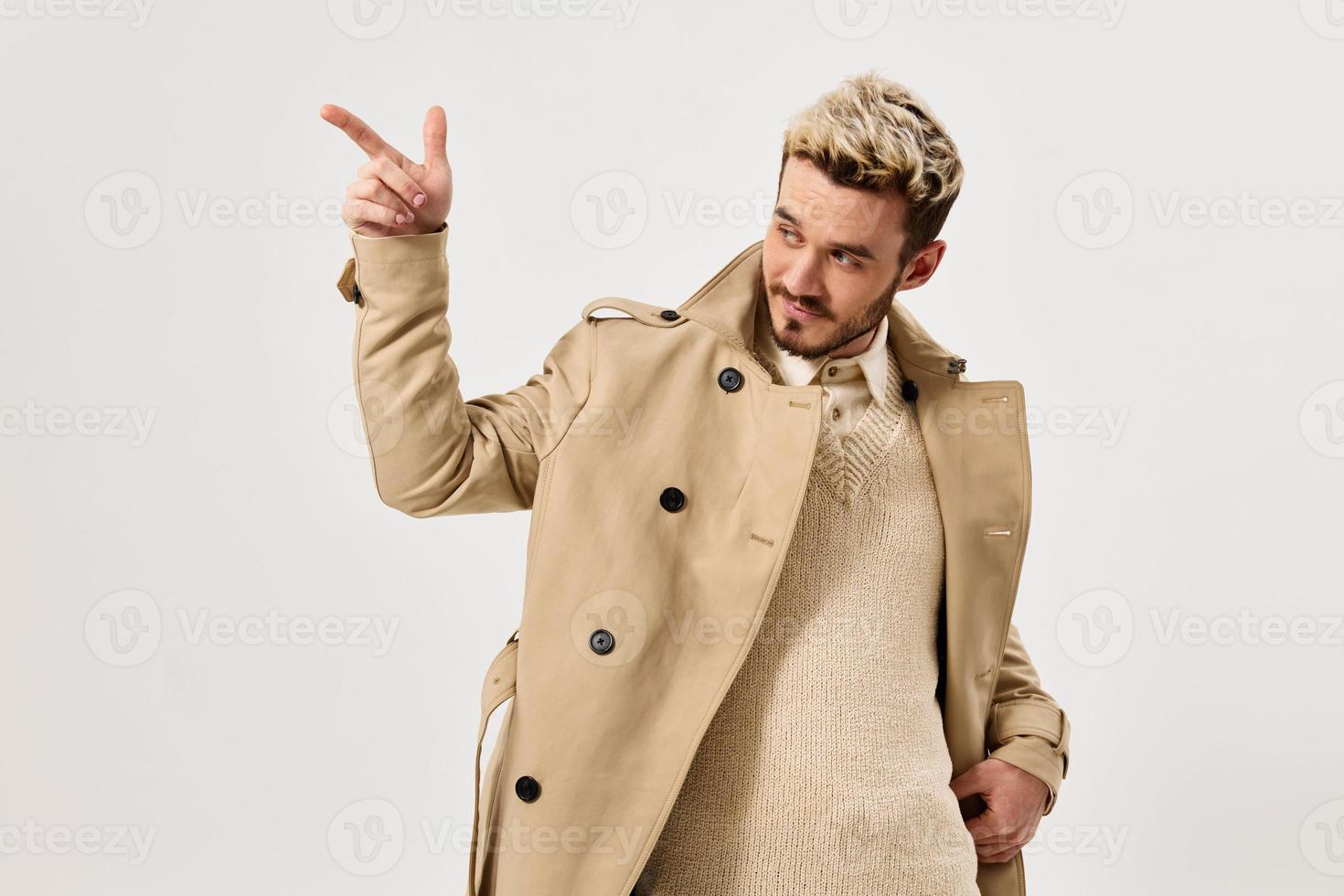 modieus kapsel in jas gebaren met hand- modern stijl bijgesneden visie foto